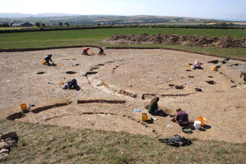 Cloddiad clostir anheddiad cynhanesyddol hwyr yn Ffynnonwen, Ceredigion 2006. (h)Ymddiriedolaeth Archaeolegol Dyfed